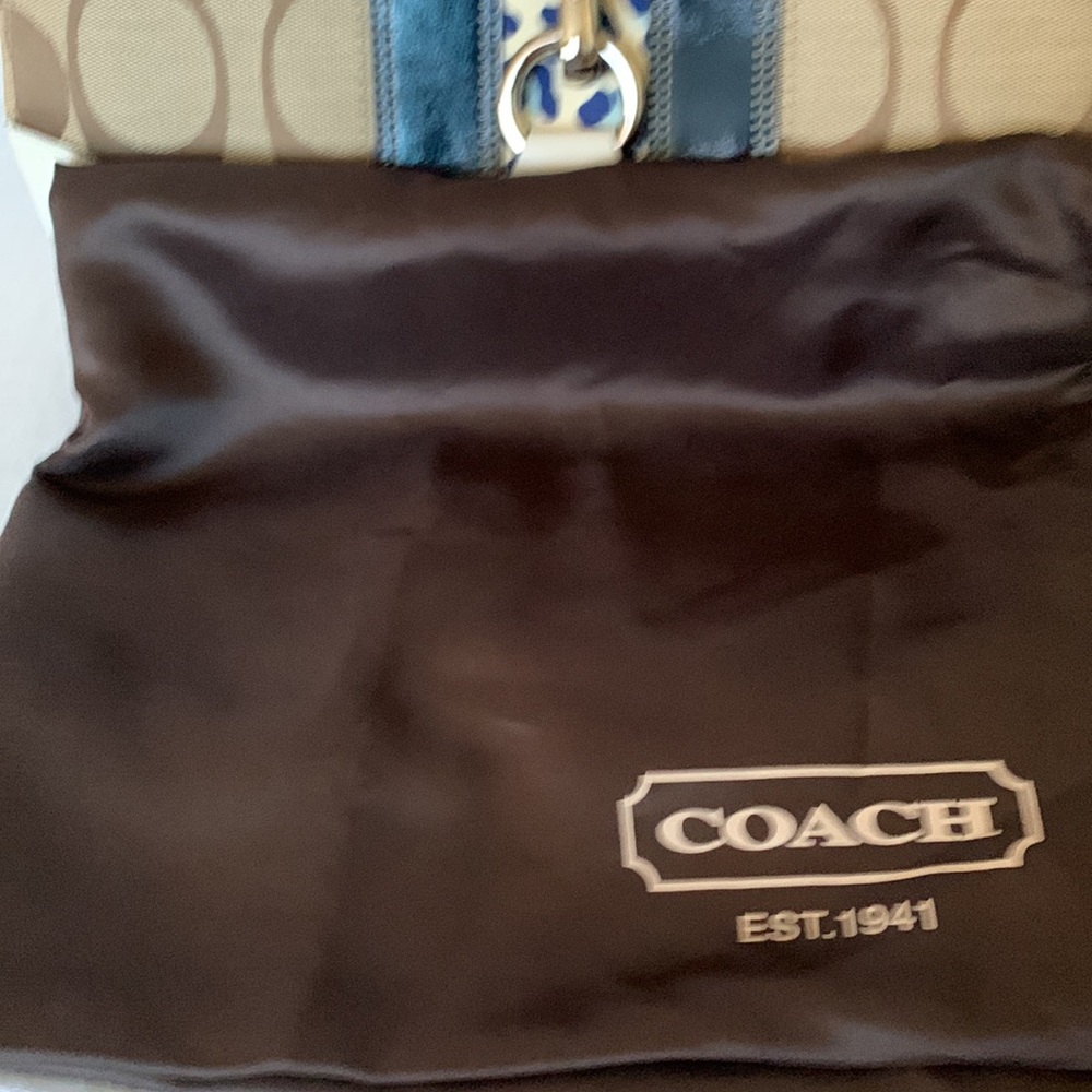 Authentic Coach leather hobo style shoulder bag. - Picture 10 of 11